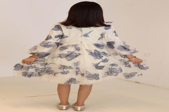 صورة فستان بيج تل بربطة العنق المزينه بالؤلؤ